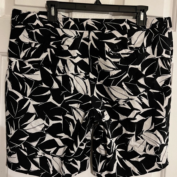 Mario Serrani Bermuda Shorts, Size 14, NWOT: B2 - Picture 6 of 9